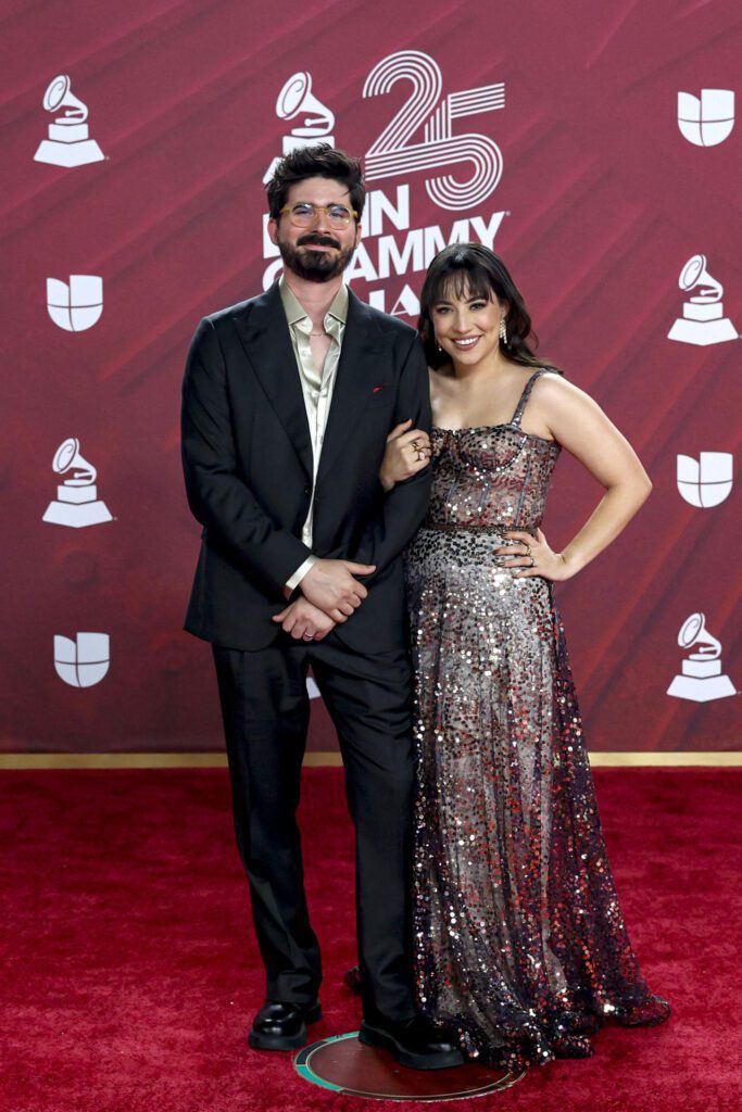 MIAMI (FL, EEUU), 15/11/2024.- El dúo musical Majo y Dan posa en la alfombra roja de la 25 entrega anual de los Premios Latin Grammy celebrados este jueves en el Kaseya Center de Miami, Florida. EFE/Eva Marie Uzcátegui