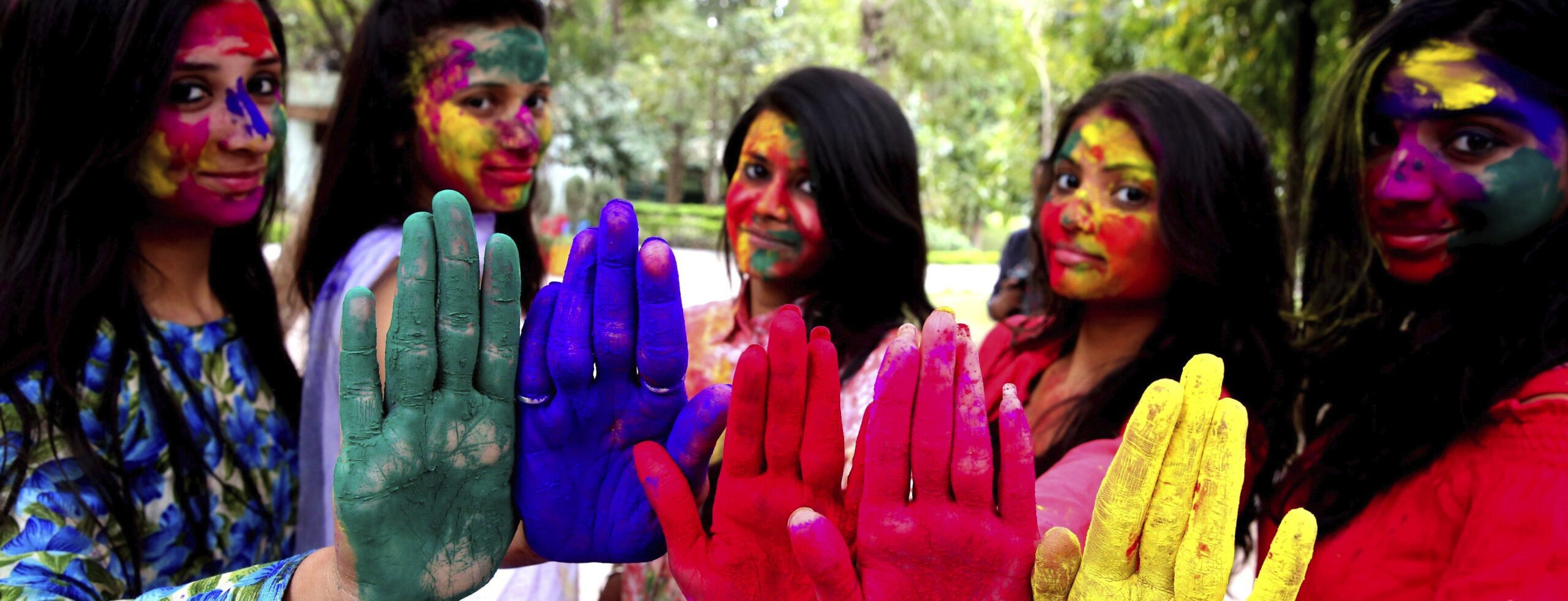 IN04 BHOPAL (INDIA) 10/03/2017.- Un grupo de estudiantes indias posan con la cara y palma de la mano pintadas con polvos de llamativos colores durante una fiesta con motivo de la celebración del festival Holi en Bhopal (India), hoy, 10 de marzo de 2017. EFE/Sanjeev Gupta