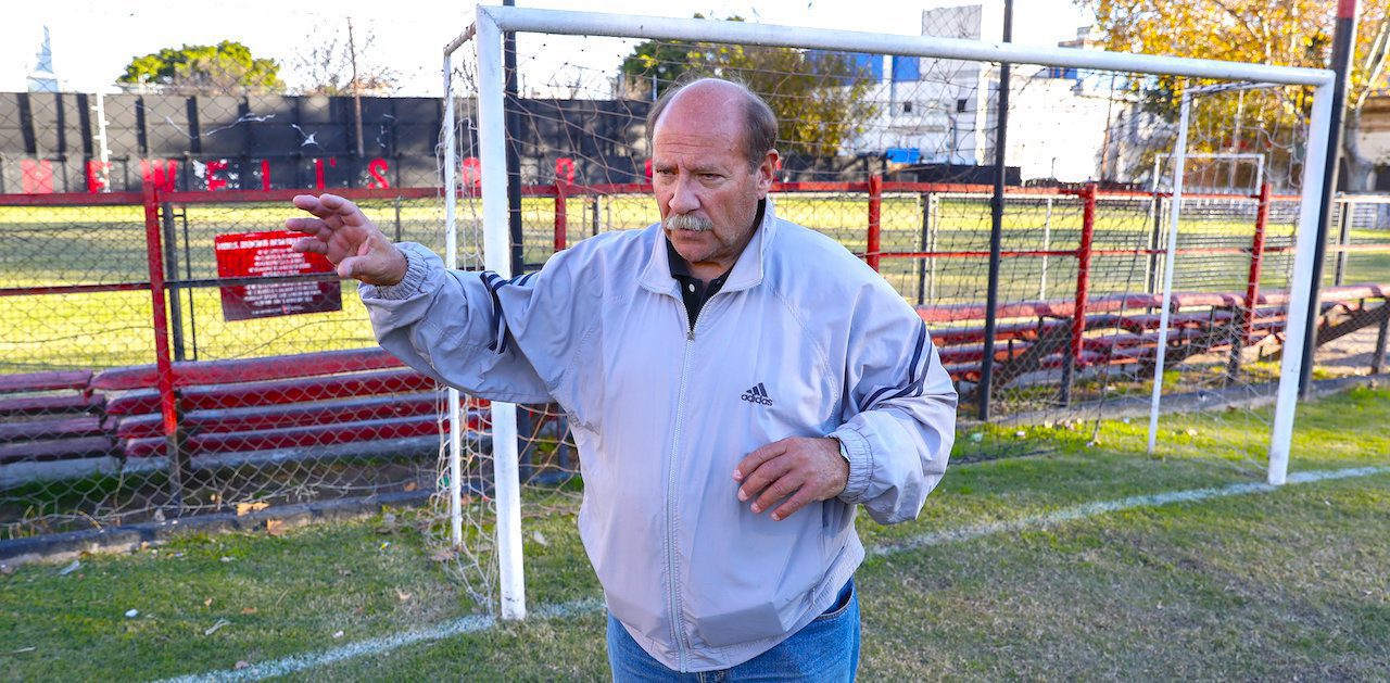 Fotografía del 12 de junio de 2017 de Enrique Domínguez, entrenador del jugador argentino Lionel Messi en las categorías inferiores de Newell's, conversando con Efe en la escuela Malvinas Argentinas del Club Athlético Newell's Old Boys en la ciudad de Rosario (Argentina). Han pasado casi dos décadas desde que Leo Messi dejó de correr con la pelota por las calles de su barrio, en la ciudad argentina de Rosario, pero hay quienes nunca olvidarán que hubo un tiempo en el que jugó solo para ellos el cinco veces ganador del Balón de Oro, que este sábado cumple 30 años, jugó solo para ellos. El próximo 30 de junio el jugador argentino contraerá matrimonio con su pareja, Antonella Rocuzzo. EFE/David Fernández