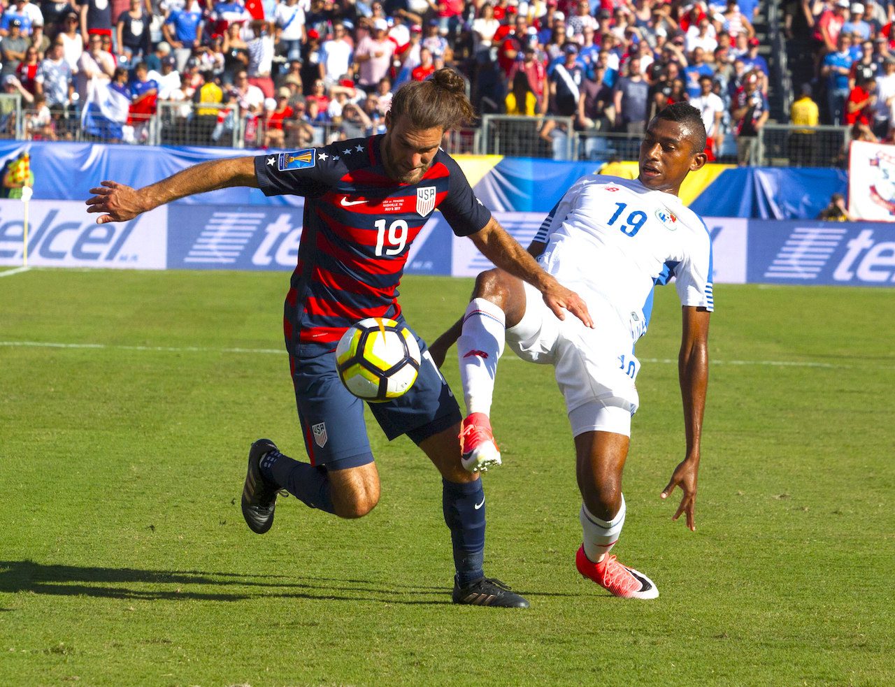 RPM22. NASHVILLE (EE.UU.), 08/07/2017.- Graham Zusi (i) de Estados Unidos disputa el balón con Josiel Nunez (d) de Panamá hoy, sábado 8 de julio de 2017, durante un partido entre Estados Unidos y Panamá en la Copa Oro en el estadio Nissan en Nashville (EE.UU.). EFE/Rick Musacchio