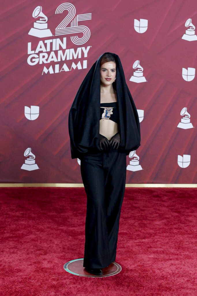 USA8974. MIAMI (ESTADOS UNIDOS), 14/11/2024.- La cantante peruana Nicole Zignago, posa en la alfombra roja de la 25 entrega anual de los Premios Latin Grammy, este jueves, en el Kaseya Center de Miami, Florida (Estados Unidos). EFE/ Eva Marie Uzcátegui