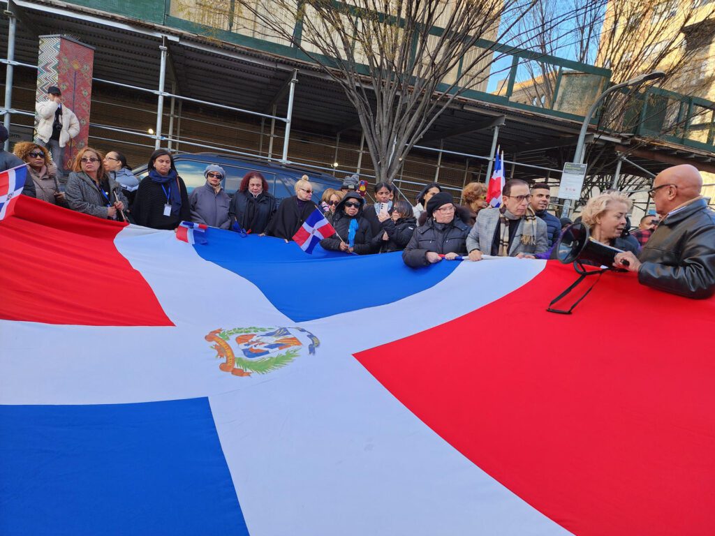 ACOMPAÑA CRÓNICA: EEUU REPÚBLICA DOMINICANA ACCIDENTE AME7218. NUEVA YORK (ESTADOS UNIDOS), 08/04/2025.- Un grupo de personas sostiene una bandera de República Dominicana durante una vigilia por las victimas del accidente en una discoteca de Santo Domingo este martes, en Nueva York (Estados Unidos). La comunidad dominicana en Nueva York, la más grande fuera del país, se unió hoy en duelo en una vigilia por la muerte de más de 70 personas, entre ellas el exbeisbolista Octavio Dote, tras el colapso la madrugada de este martes del techo de una discoteca en Santo Domingo. EFE/ Ruth Hernández