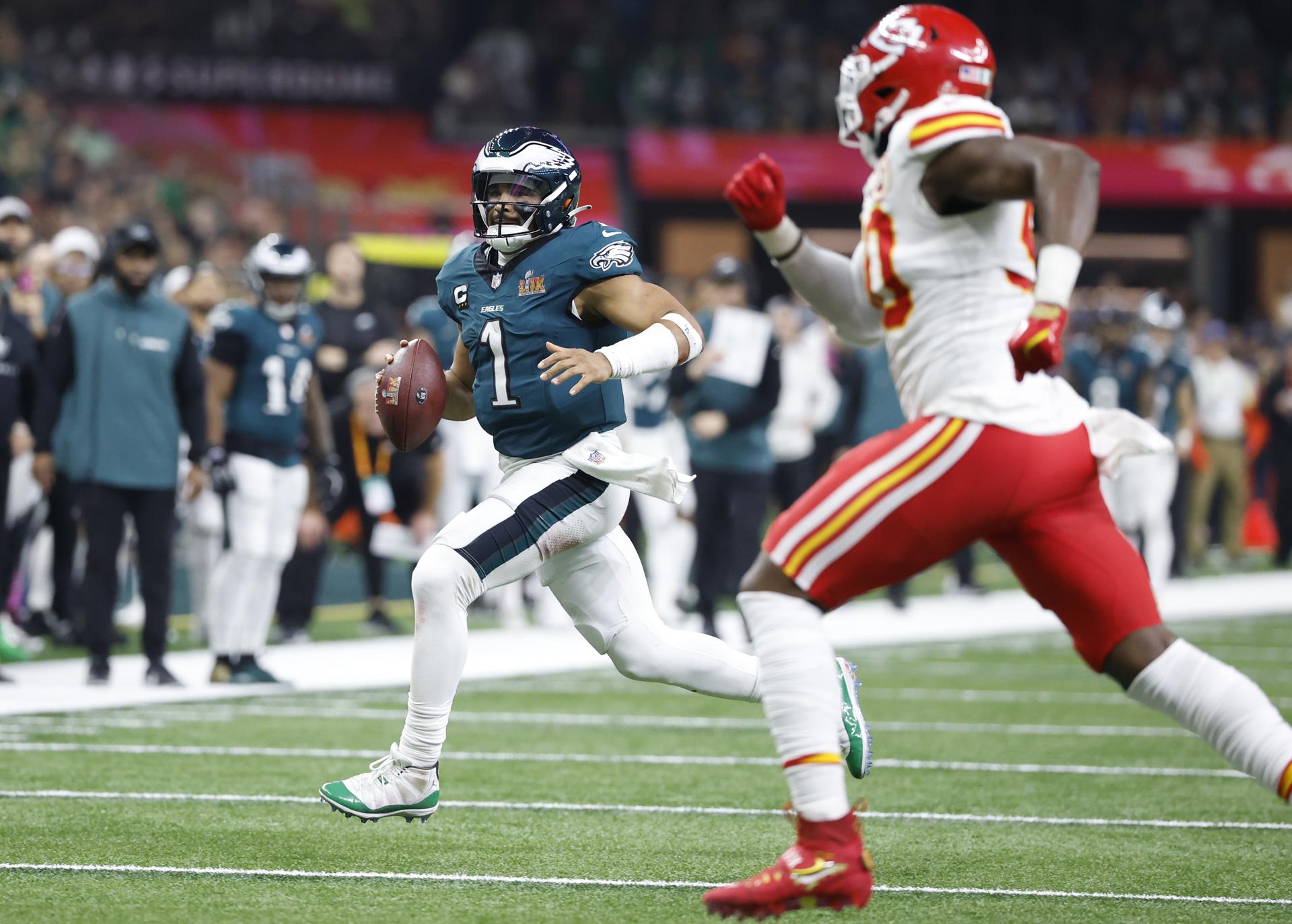 El mariscal de campo de los Philadelphia Eagles, Jalen Hurts (i), avanza con el balón frente a los Kansas City Chiefs durante la segunda mitad del Super Bowl LIX entre los Kansas City Chiefs y los Philadelphia Eagles en el Caesars Superdome en Nueva Orleans, Luisiana (EE.UU.). EFE/ERIK S. LESSER