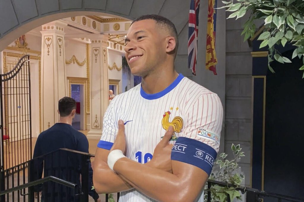 El museo de cera Madame Tussauds de Londres exhibe por primera vez al público desde este viernes la figura de cera del futbolista francés del Real Madrid Kylian Mbappé. EFE/Miguel Salvatierra