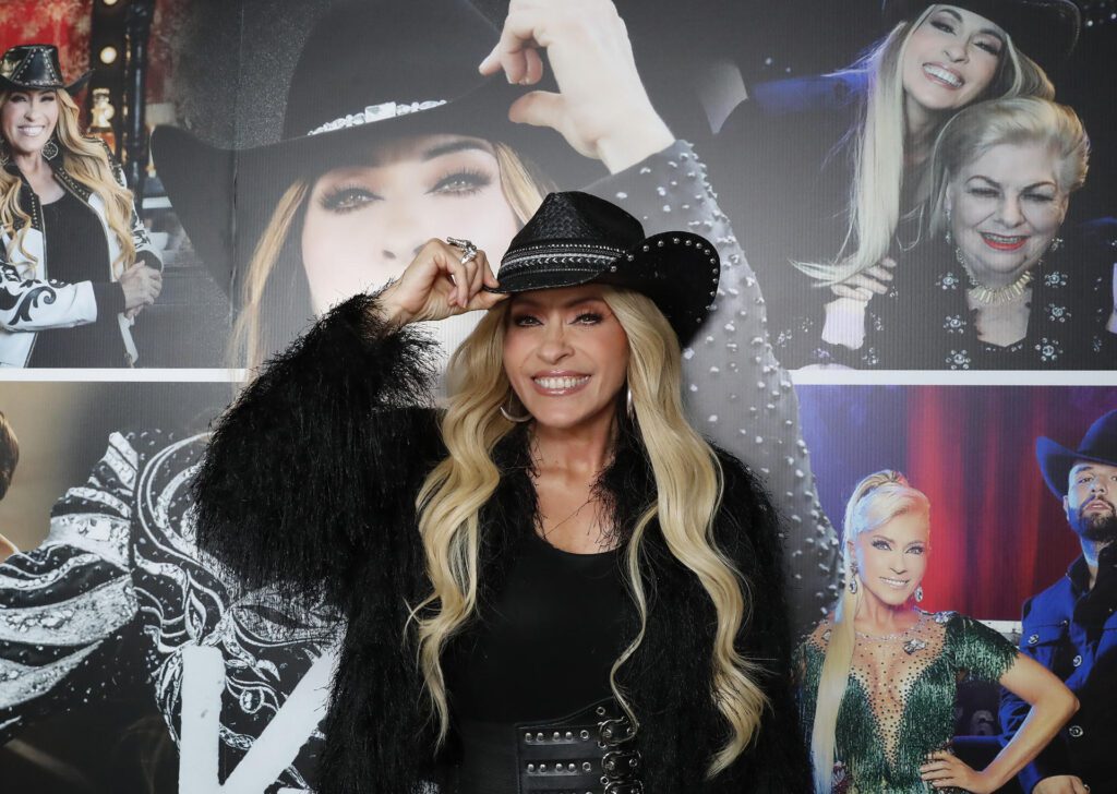 La cantante mexicana, Yuri, posa durante una entrevista con EFE este miércoles, en Ciudad de México (México). EFE/ Mario Guzmán