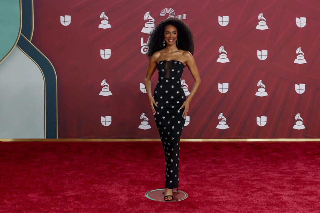 MIAMI (FL, EEUU), 15/11/2024.- La modelo puertorriqueña Génesis Dávila posa en la alfombra roja de la 25 entrega anual de los Premios Latin Grammy celebrados este jueves en el Kaseya Center de Miami, Florida. EFE/Eva Marie Uzcátegui