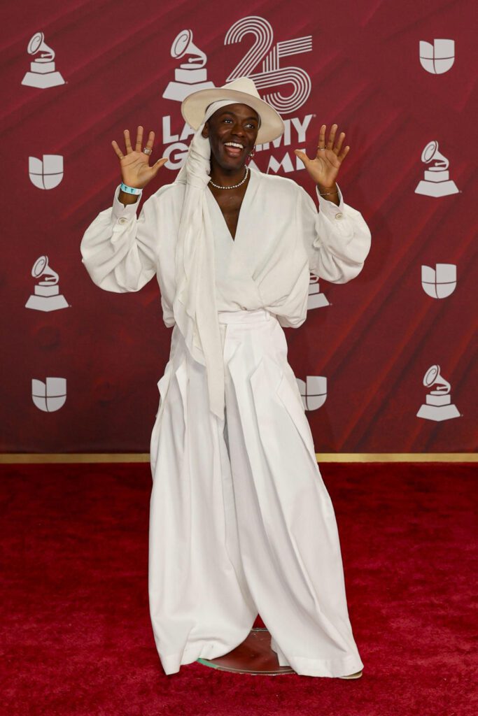 MIAMI (EEUU), 15/11/2024.- El cantante brasileño Jota.pê posa en la alfombra roja de la 25 entrega anual de los Premios Latin Grammy celebrados este jueves en el Kaseya Center de Miami, Florida. EFE/Eva Marie Uzcátegui