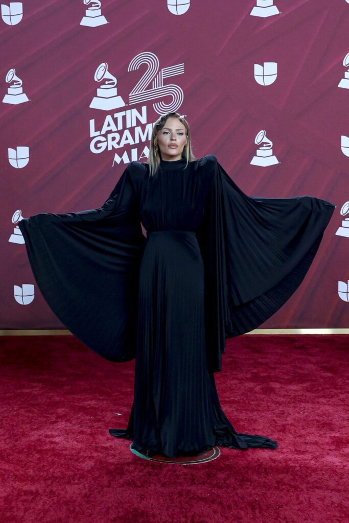 USA8974. MIAMI (ESTADOS UNIDOS), 14/11/2024.- La cantante brasileña Luísa Sonza, posa en la alfombra roja de la 25 entrega anual de los Premios Latin Grammy, este jueves, en el Kaseya Center de Miami, Florida (Estados Unidos). EFE/ Eva Marie Uzcátegui