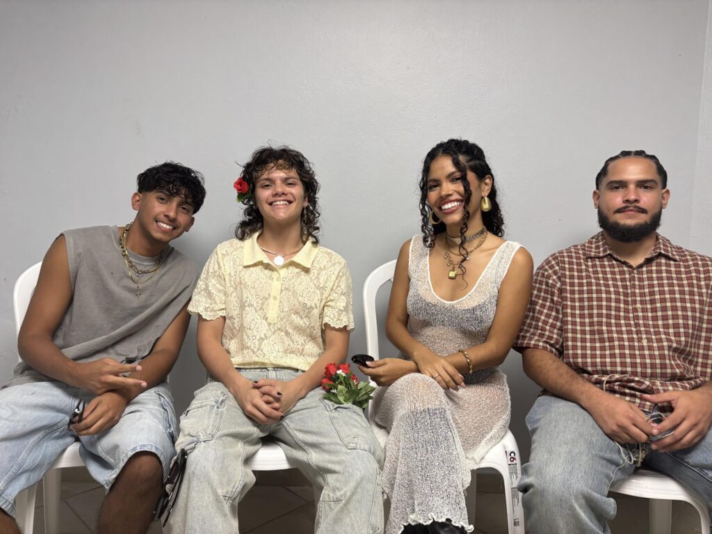 Fotografía del 21 de marzo de 2025 de los hermanos Wester Aldarondo (i), Lorén Aldarondo (2d), y Wilfredo 'Willy' Aldarondo (d), y Adrián López, de la banda Chuwi, posando durante una entrevista con EFE en el Anfiteatro Tito Puente de San Juan (Puerto Rico). EFE/Esther Alaejos