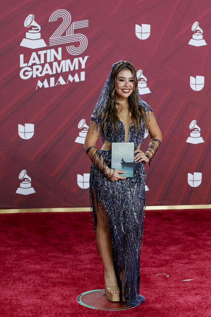 USA8974. MIAMI (ESTADOS UNIDOS), 14/11/2024.- La cantante colombiana Juliana Velásquez, posa en la alfombra roja de la 25 entrega anual de los Premios Latin Grammy, este jueves, en el Kaseya Center de Miami, Florida (Estados Unidos). EFE/ Eva Marie Uzcátegui