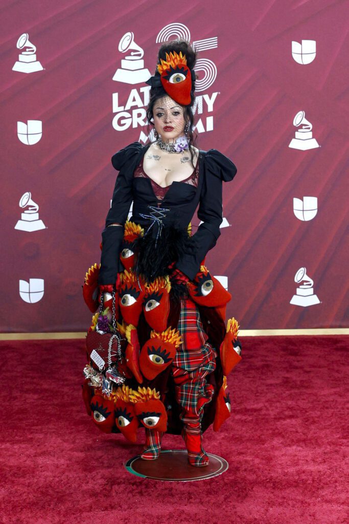 MIAMI (FL, EEUU), 15/11/2024.- La cantante chileno mexicana Mon Laferte posa en la alfombra roja de la 25 entrega anual de los Premios Latin Grammy celebrados este jueves en el Kaseya Center de Miami, Florida. EFE/Eva Marie Uzcátegui
