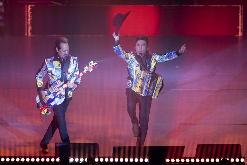 Los integrantes del grupo los Tigres del Norte Hernán Hernández (i) y Jorge Hernández se presentan en concierto este jueves, en el Auditorio Nacional de Ciudad de México (México). EFE/ Isaac Esquivel