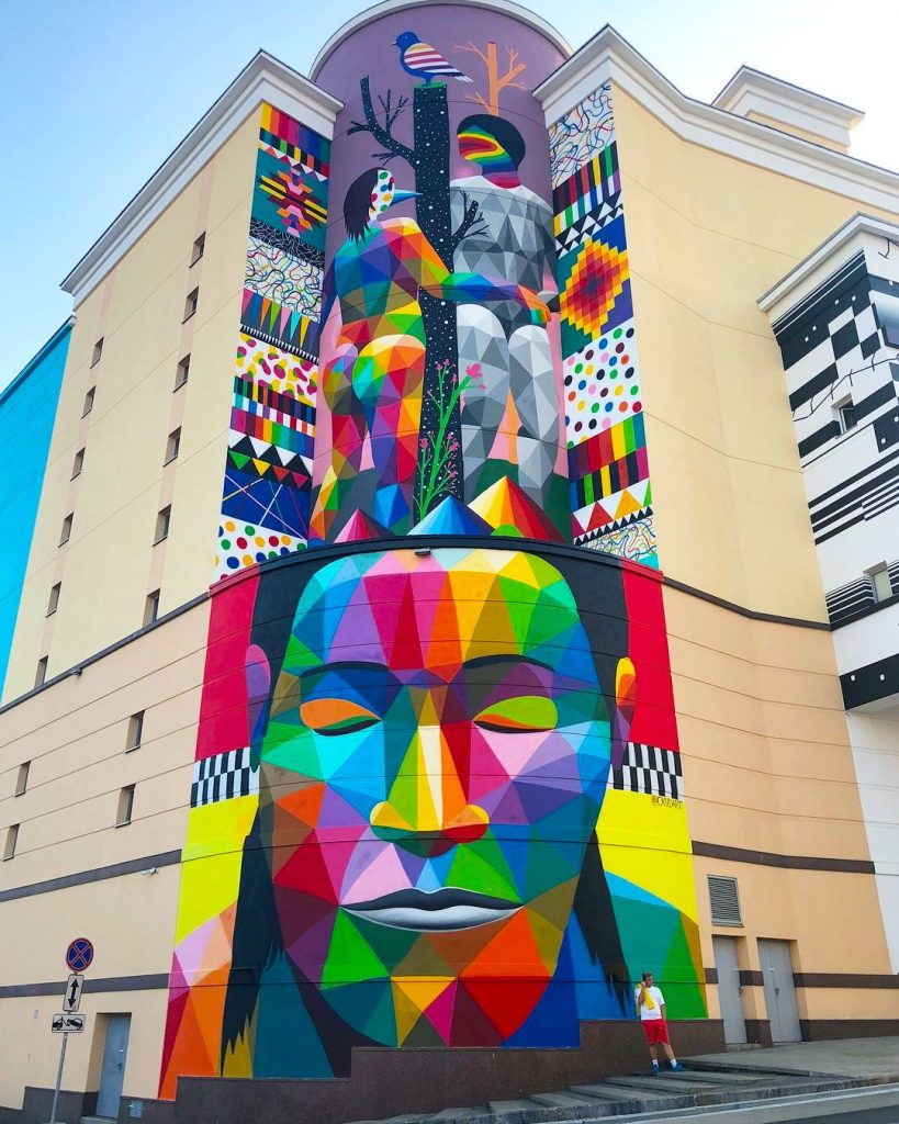 Las obras de Okuda son en gran parte grandes instalaciones en lugares públicos y muy transitados. 