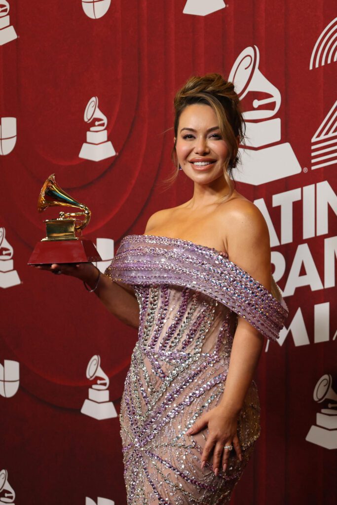 USA8973. MIAMI (FL, EEUU), 14/11/2024.- La cantante Chiquis Rivera, posa con su premio en la alfombra roja de la 25 entrega anual de los Premios Latin Grammy, este jueves, en el Kaseya Center de Miami, Florida. EFE/ Octavio Guzmán