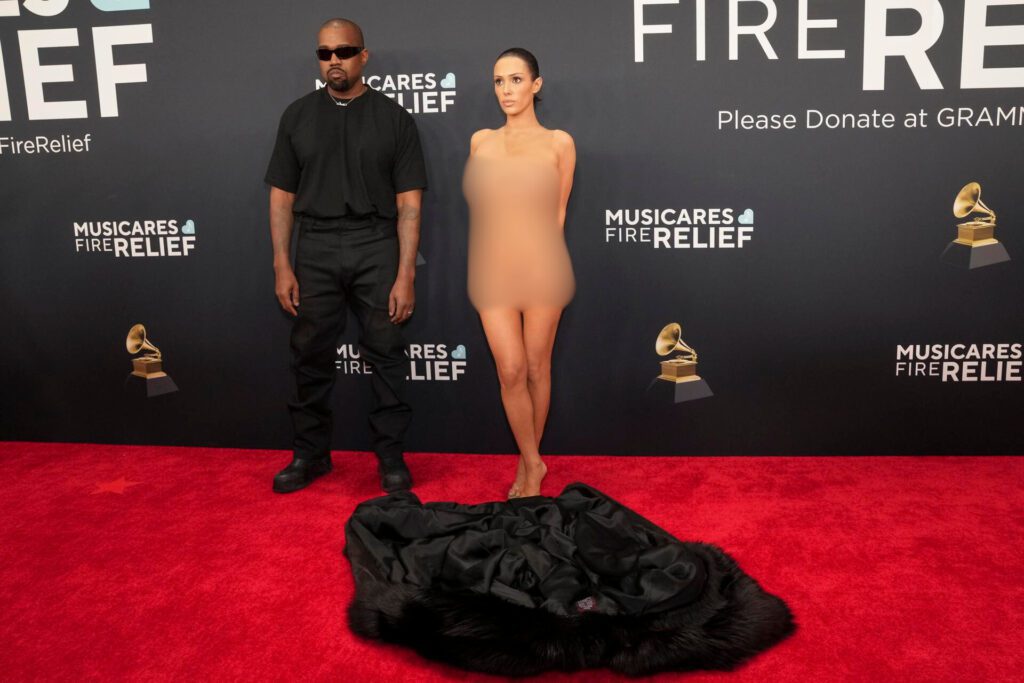 Kayne West (i) y Bianca Censori en la alfombra roja de la 67ª ceremonia anual de los Premios Grammy en el Crypto.com Arena de Los Ángeles, California, EE.UU., el pasado 02 de febrero de 2025. EFE/ALLISON CENA
