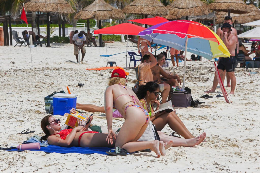 MEX6702. CANCÚN (MÉXICO), 17/03/2025.- Turistas descansan este lunes en una playa del balneario de Cancún en Quintana Roo (México). Cancún, uno de los principales destinos turísticos mexicanos, ha visto una drástica reducción en la llegada de turistas denominados 'spring breakers', un segmento clave para el sector terciario en el Caribe mexicano. EFE/Alonso Cupul