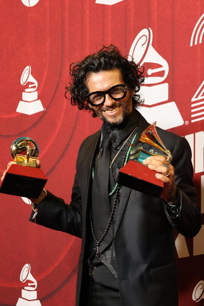USA8973. MIAMI (FL, EEUU), 14/11/2024.- EL cantante puertorriqueño Draco Rosa, posa con sus premios en la alfombra roja de la 25 entrega anual de los Premios Latin Grammy, este jueves, en el Kaseya Center de Miami, Florida. EFE/ Octavio Guzmán