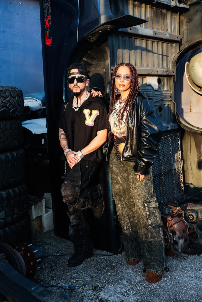 Fotografía cedida por Chepe Jose donde aparecen los puertorriqueños, el reguetonero Yandel y la cantante de música cristiana Blanca Reyes durante la grabación del sencillo 'Worthy Remix'. EFE/Chepe Jose