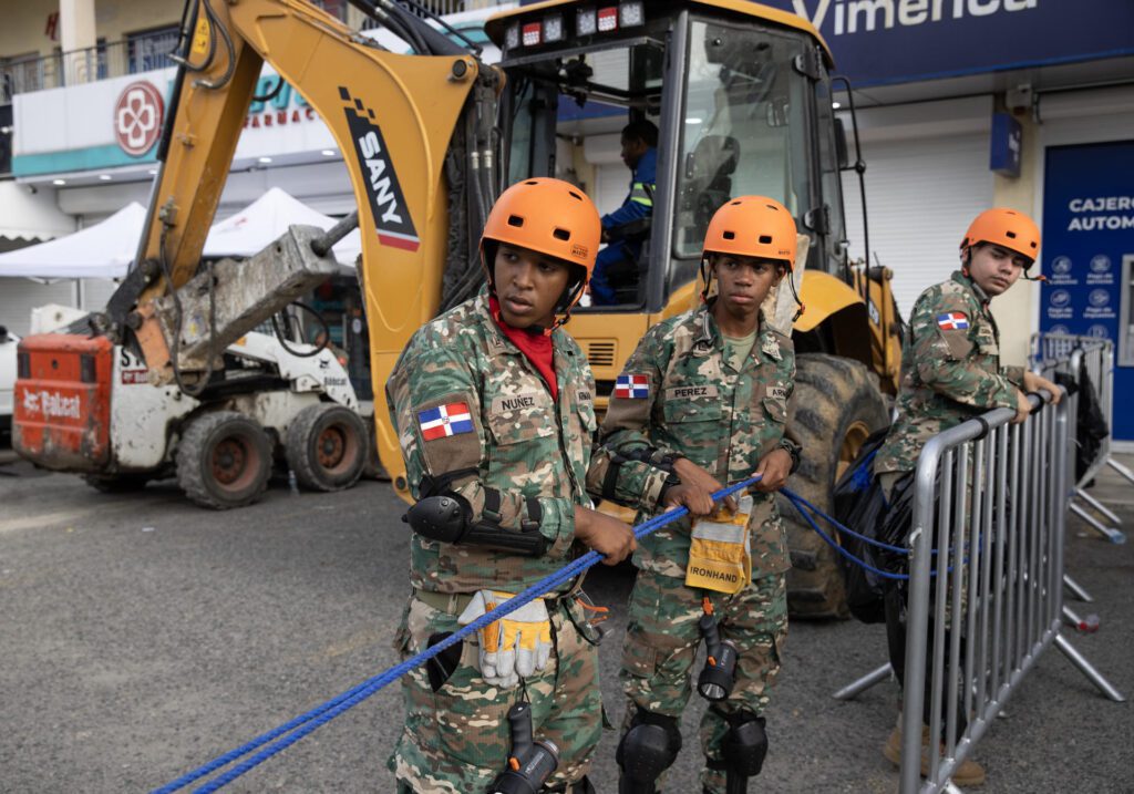 AME7332. SANTO DOMINGO (REPÚBLICA DOMINICANA), 09/04/2025.- Integrantes de Ejército dominicano custodian a las afueras de la discoteca Jet Set este miércoles, en Santo Domingo (República Dominicana). Los muertos en el accidente ocurrido en la madrugada del martes, al desplomarse el techo de una reconocida discoteca en Santo Domingo, se incrementaron a 124, según el Centro de Operaciones de Emergencias (COE). EFE/ Orlando Barría