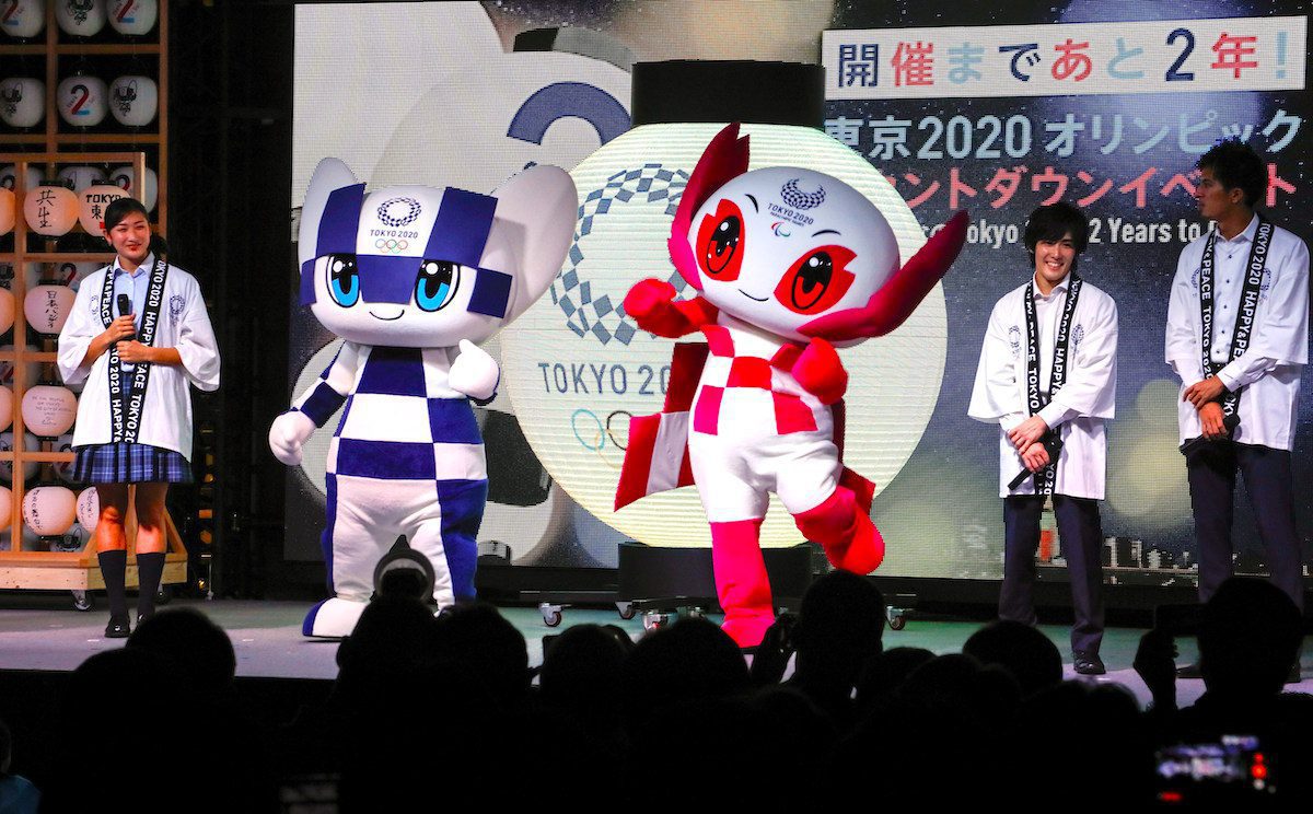 Las mascota de los Juegos Olímpicos de Tokio 2020 Miraitowa (c-izq) y la mascota de las Paralimpiadas Someity (c-dcha) participan en la ceremonia de cuenta atrás para las Olimpiadas de Tokio 2020 en Tokio, Japón. EFE/ Kimimasa Mayama