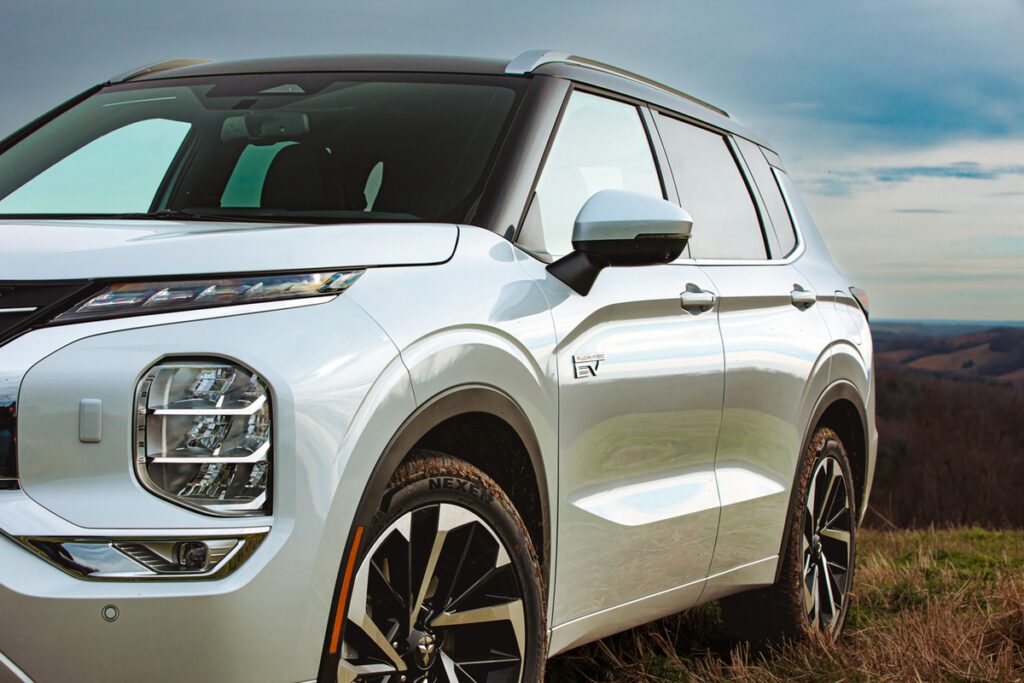 El Outlander PHEV SEL-S AWC 2023 presenta un conjunto de tecnologías inteligentes que facilitan el proceso de conducción y carga.