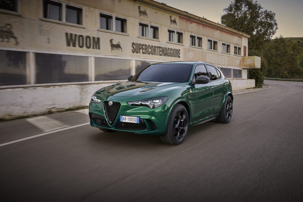 El Alfa Romeo Stelvio 2024, manifestando elegancia italiana con cada línea y curva, listo para dominar el asfalto.