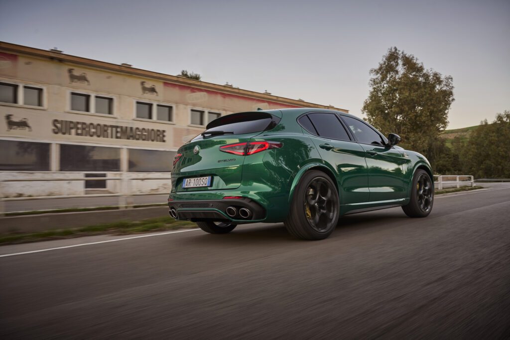 El Alfa Romeo Stelvio 2024 captura la esencia de un siglo de excelencia automotriz, estableciendo nuevos estándares en lujo y rendimiento.