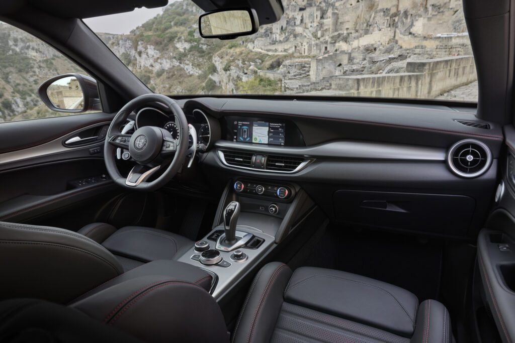 Interiores lujosos del Alfa Romeo Stelvio 2024, donde la innovación y la tradición se encuentran para crear un ambiente excepcional.