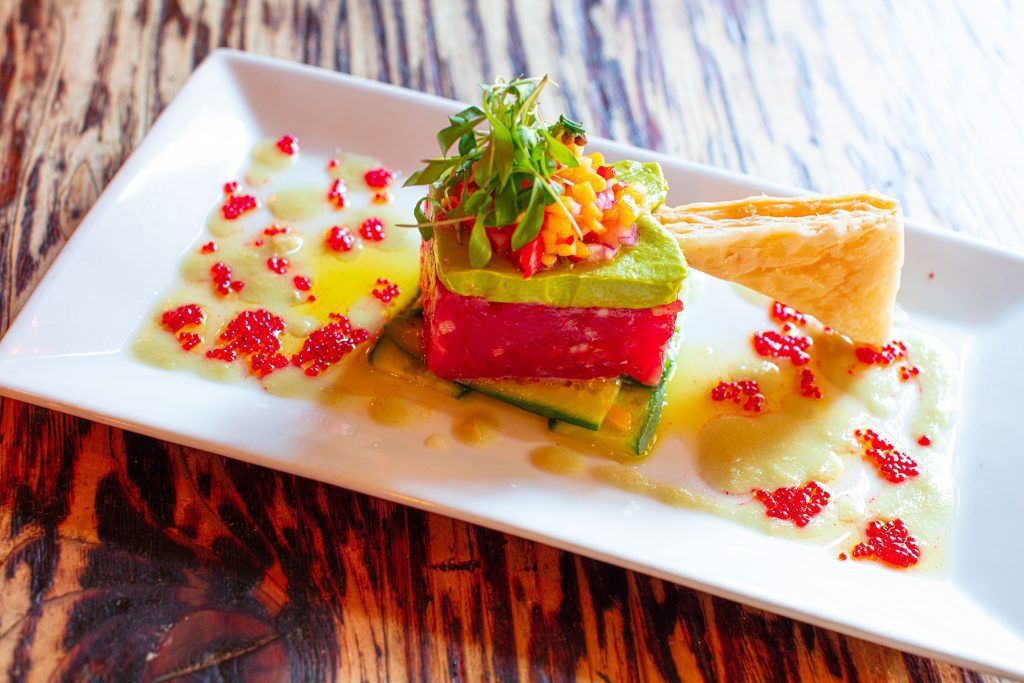 Disfruta de la deliciosa Ahi Tuna Tartar de "Extra Virgin". 