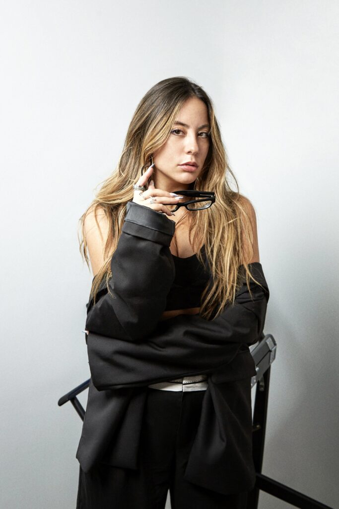 Alejandra Hinojosa, la mente creativa detrás de 3 videos musicales de Pau Mor.