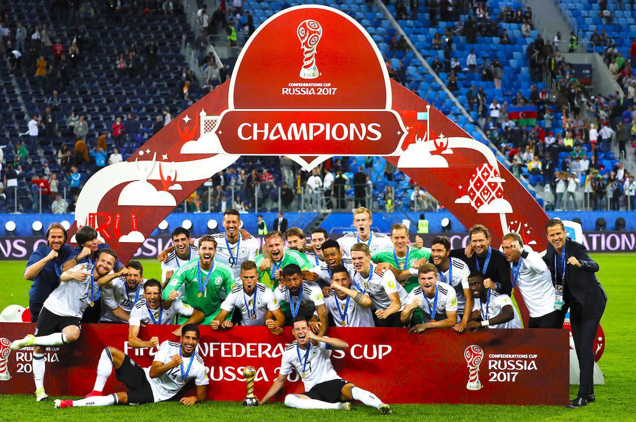 La selección alemana posa para la foto oficial como campeones en (San Petersburgo, Rusia, Alemania) EFE/EPA/YURI KOCHETKOV