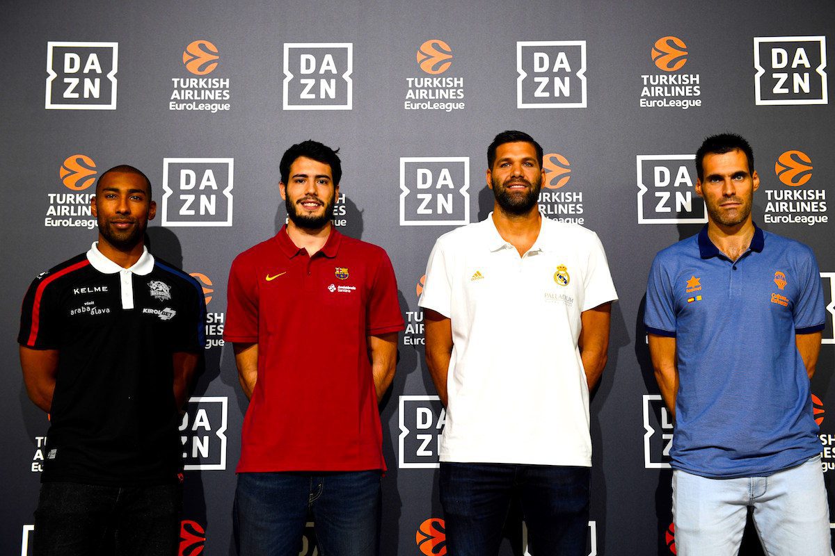 Los jugadores de baloncesto Jayson Granger (i), Álex Abrines (2i), Felipe Reyes (2d) y Fernando San Emeterio (d), durante la presentación de la temporada 2019/20 de la Euroliga en un acto celebrado este miércoles en Madrid. EFE