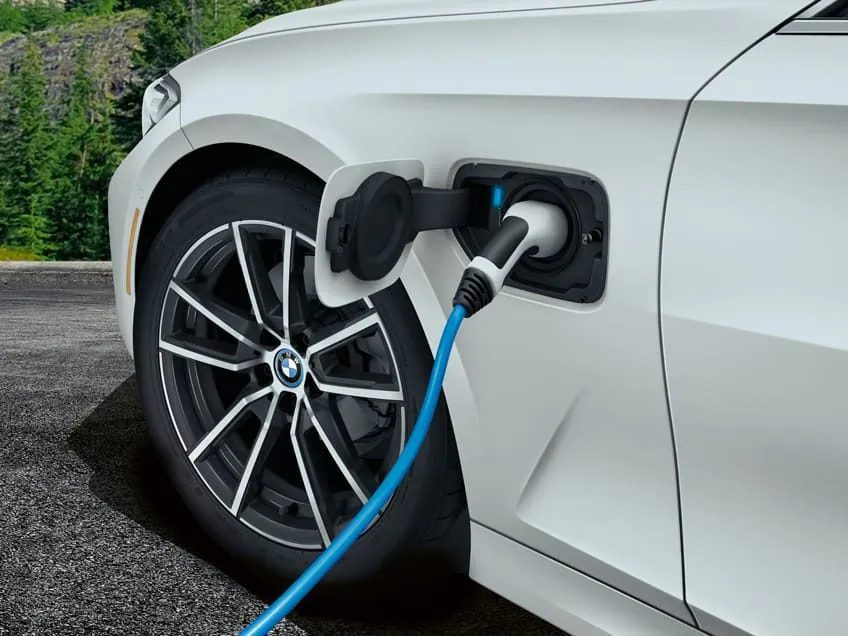 Obtenga una carga en cualquier toma de corriente con el cable de uso ocasional, incluido de serie con todos los híbridos enchufables de BMW.