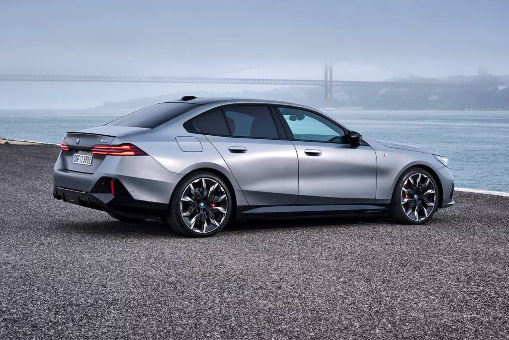 El BMW i5 M60 xDrive 2024 ofrece una experiencia de conducción deportiva y confortable.