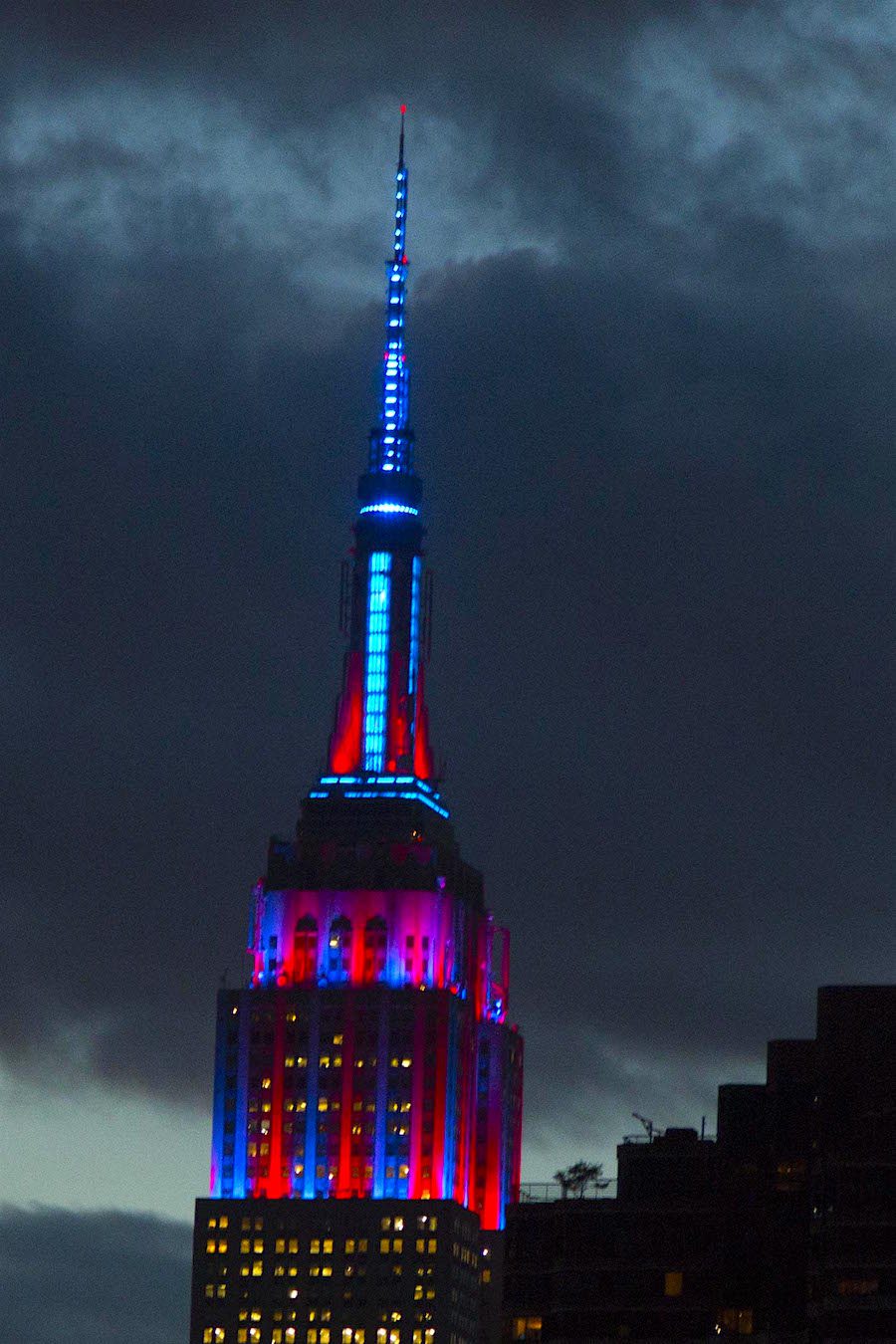 Vista del icónico edificio del Empire State, iluminado con los colores del FC Barcelona en Nueva York (Estados Unidos). Autoridades y jugadores del equipo español de fútbol se encuentran en la ciudad con motivo de la inauguración de su nueva oficina. EFE/Miguel Rajmil 
