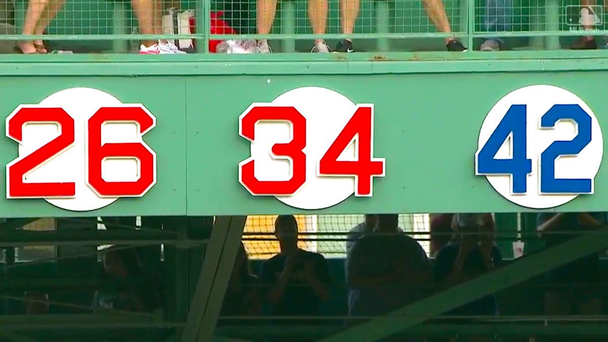 Vista del número 34 que durante 14 temporadas vistió el beisbolista David Ortiz antes de su retiro hoy, viernes 23 de junio 2017, en la pared del campo Fenway Park de Boston, Massachusetts (EE.UU.). Otro momento especial e inolvidable vivió el dominicano David Ortiz, el gran "Big Papi", que por méritos propios consiguió la hazaña histórica de convertirse esta noche en el pelotero de los Medias Rojas que menos tiempo tuvo que esperar para ver colgado su número 34, que ya no volverá a ser vestido por ningún otro profesional del equipo, en la pared del Fenway Park de Boston. EFE/Pablo Díaz