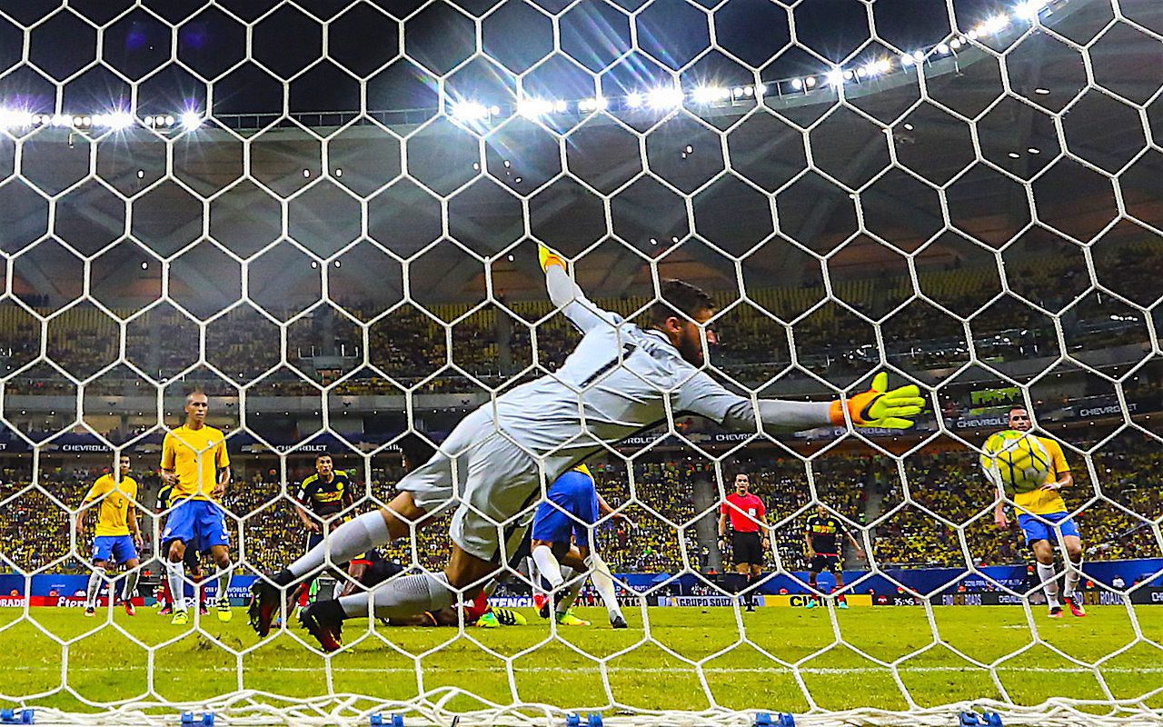 El jugador Neymar de Brasil celebra la anotación de un gol ante Colombia, durante un encuentro clasificatorio para Rusia 2018 entre Brasil y Colombiaen Manaos (Brasil). EFE/ANTONIO LACERDA