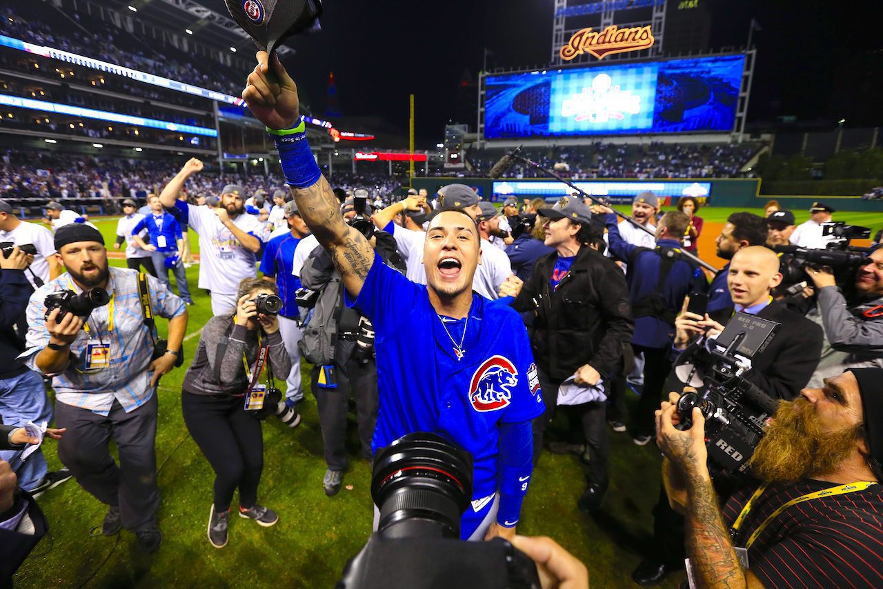 Javier Baez (c) de Cachorros celebra la victoria ante Indios durante el séptimo partido de la Serie Mundial de las Grandes Ligas de béisbol el, miércoles 2 de noviembre de 2016, en el estadio Progressive Field de Cleveland, Ohio (EE.UU.). EFE/TANNEN MAURY