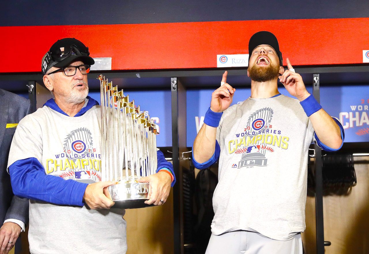 Ben Zobrist (d) de Cachorros recibe el trofeo del Comisionado de manos del mánager del club, Joe Maddon (i), mientras celebra la victoria ante Indios durante el séptimo partido de la Serie Mundial de las Grandes Ligas de béisbol, en el estadio Progressive Field de Cleveland, Ohio (EE.UU.). EFE/DAVID J. PHILLIP/POOL