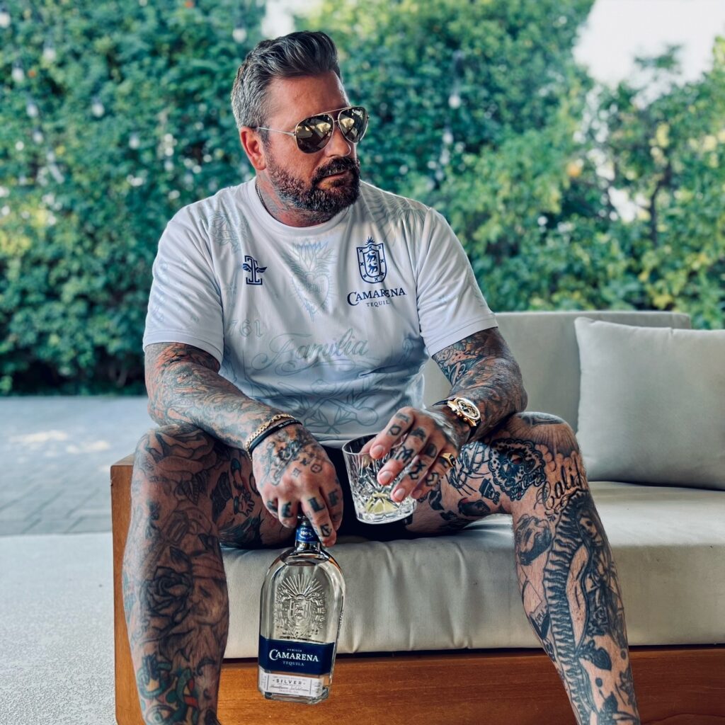 el tatuador de renombre mundial Luke Wessman que celebra la intersección única entre el fanatismo por el fútbol y la cultura del tatuaje.