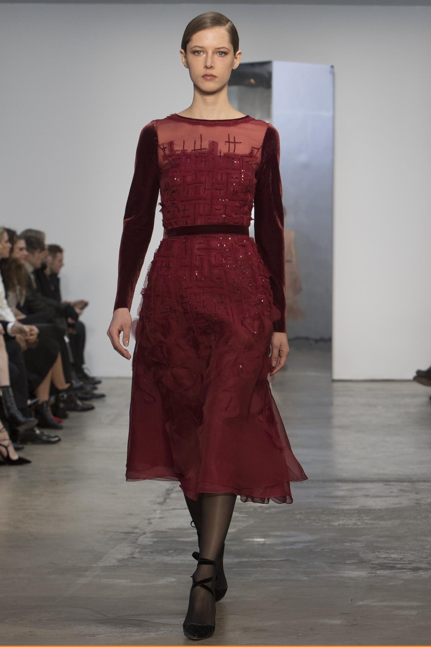 SHM18 NUEVA YORK (NY, EE.UU.), 13/02/17.- Una modelo luce un vestido de noche en color vino con apliques y mangas de terciopelo de la colección Otoño-Invierno 2017 de la diseñadora venezolana Carolina Herrera hoy, lunes 13 de febrero de 2017, durante la Semana de la Moda de Nueva York. EFE/Miguel Rajmil