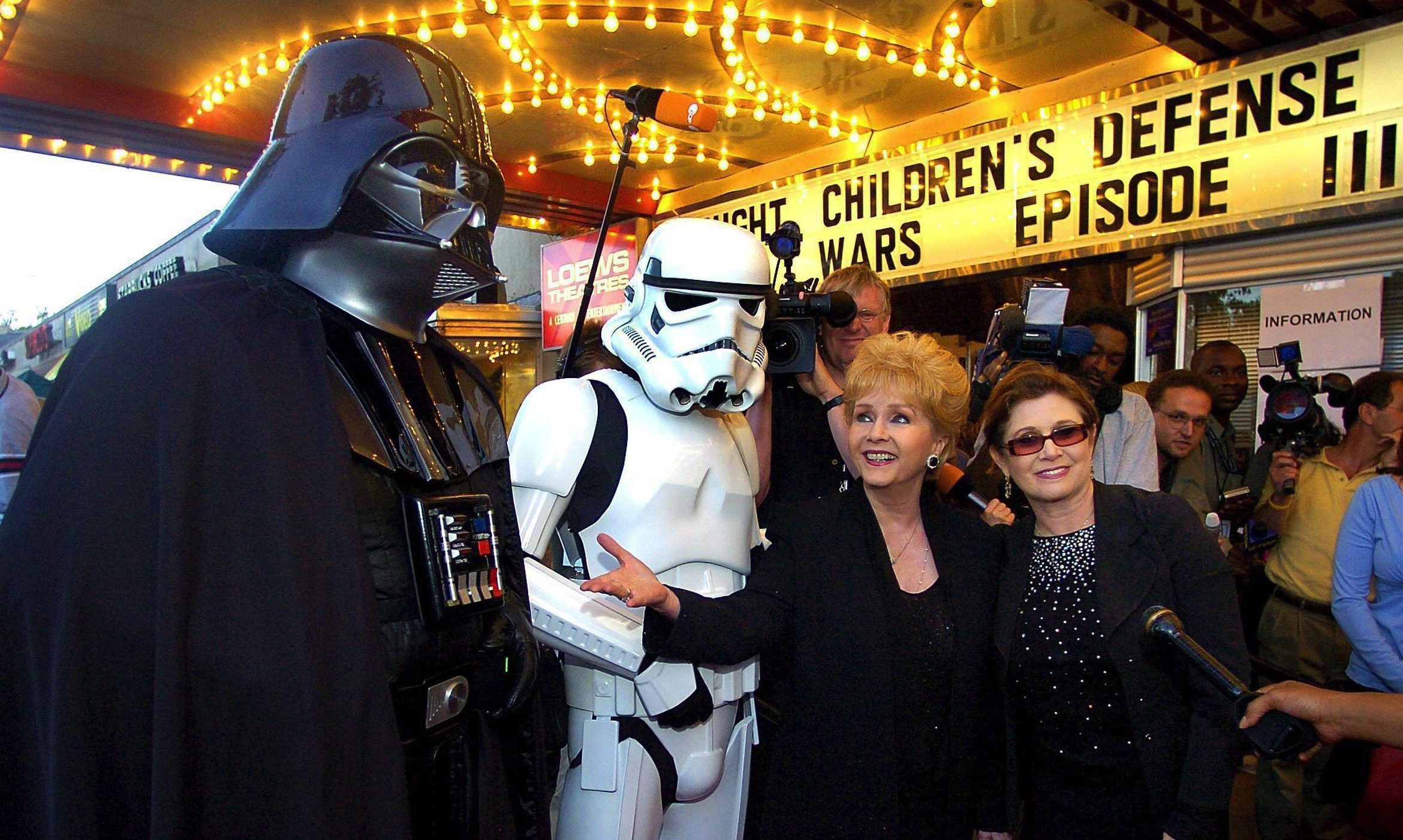 MNT01 WASHINGTON (ESTADOS UNIDOS), 12/05/2005.- Fotografía de archivo del 12 de mayo de 2005 que muestra a la actriz estadounidense Carrie Fisher (d) junto a su madre, Debbie Reynolds (c) y dos personas disfrazados de personajes de "Star Wars2 durante el preestreno de "Star Wars III: La venganza de los Sith" en Washington, Estados Unidos. La actriz estadounidense Carrie Fisher, conocida por su papel de la princesa Leia en "Star Wars", falleció hoy a los 60 años, informó la familia de la intérprete por medio de un comunicado a la revista People. EFE/Mike Theiler