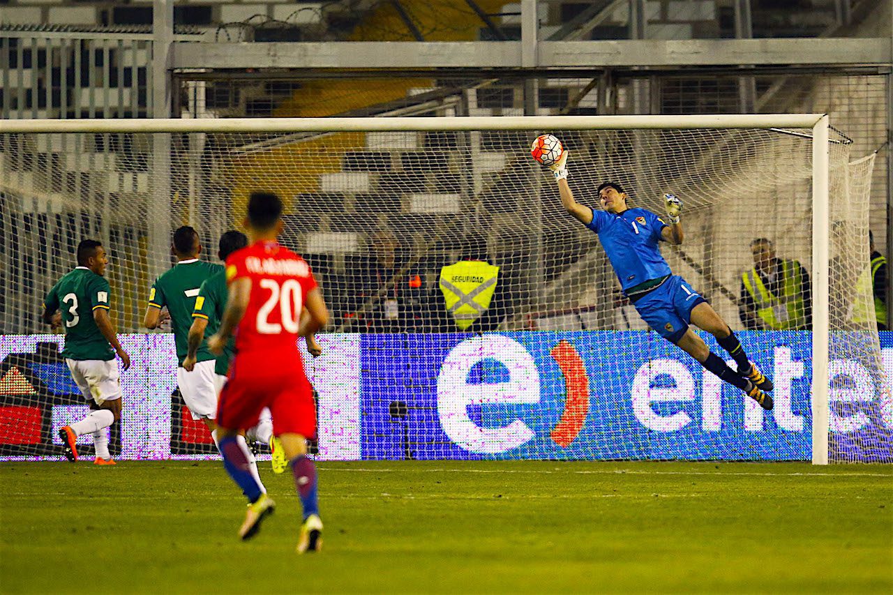 El arquero de la selección boliviana de fútbol Carlos Lampe (c) ataja el balón durante el juego por las eliminatorias al mundial Rusia 2018 en el estadio Monumental de Santiago de Chile (Chile). EFE/Elvis González 