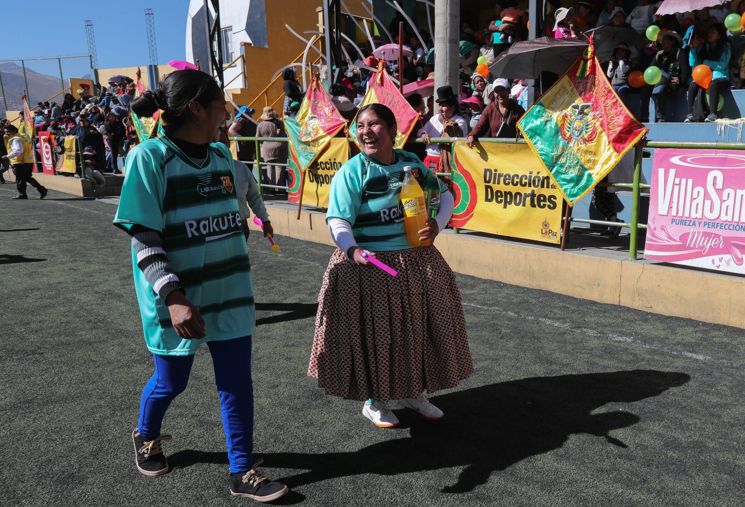 AME4657. LA PAZ (BOLIVIA), 08/07/2019.- Mujeres aimaras de los mercados de la ciudad participan en la inauguración del campeonato "Caserita metegol" este lunes, en La Paz (Bolivia). Estas mujeres, que en su mayoría son "cholitas", las emblemáticas aimaras bolivianas, cambiaron su vestimenta tradicional con blusa y polleras por uniformes y zapatillas de fútbol para asistir a la inauguración de la novena edición del campeonato "Caserita metegol". Con globos, pancartas, trompetas e incluso un bombo, centenares de entusiastas vendedoras y sus familias colmaron las gradas de la cancha municipal San Luis, en el oeste de la ciudad, para hacer barra durante la presentación de los equipos. EFE/ Martin Alipaz