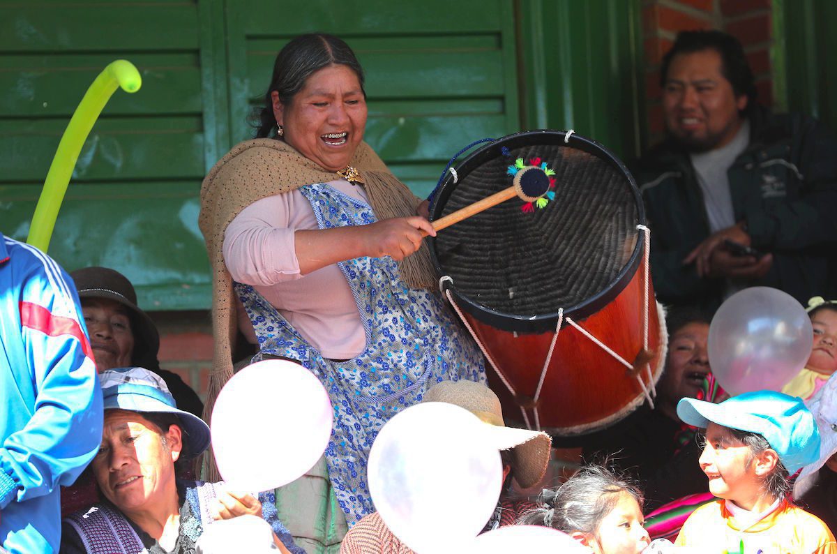 AME4657. LA PAZ (BOLIVIA), 08/07/2019.- Mujeres aimaras de los mercados de la ciudad participan en la inauguración del campeonato "Caserita metegol" este lunes, en La Paz (Bolivia). Estas mujeres, que en su mayoría son "cholitas", las emblemáticas aimaras bolivianas, cambiaron su vestimenta tradicional con blusa y polleras por uniformes y zapatillas de fútbol para asistir a la inauguración de la novena edición del campeonato "Caserita metegol". Con globos, pancartas, trompetas e incluso un bombo, centenares de entusiastas vendedoras y sus familias colmaron las gradas de la cancha municipal San Luis, en el oeste de la ciudad, para hacer barra durante la presentación de los equipos. EFE/ Martin Alipaz