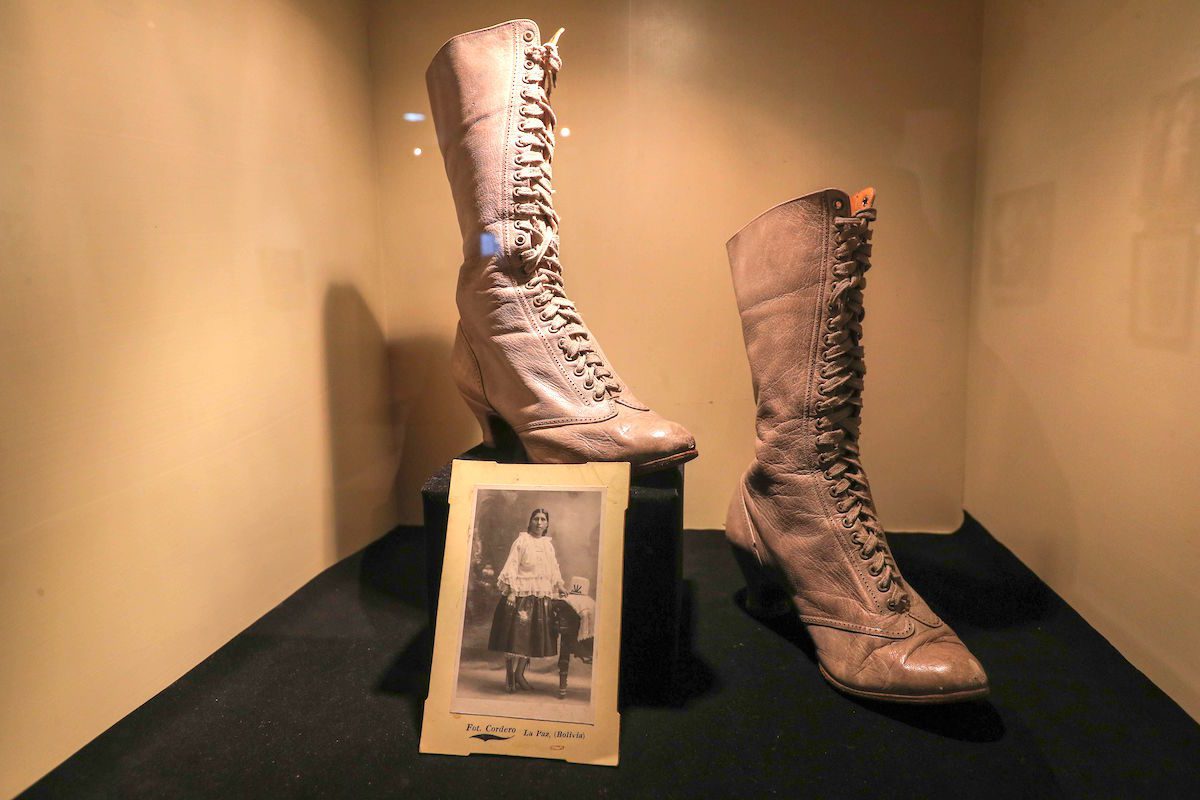Imagen fechada el 10 de julio de 2019 que muestra una parte de la exposición "La elegancia de la chola paceña", en el Museo Costumbrista de La Paz (Bolivia). Blusas y mantas finamente bordadas, junto a polleras y botines creados en esta época pero inspirados en otros tiempos, son parte de una muestra en La Paz que busca dejar patente que la elegancia de las "cholitas", las emblemáticas aimaras bolivianas, está más vigente que nunca. EFE/ Martin Alipaz