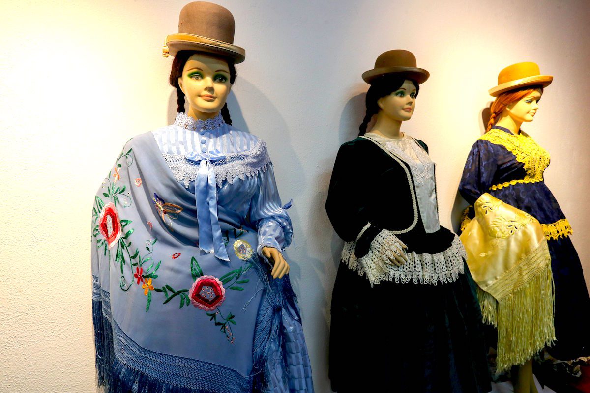 La elegancia de las emblemáticas "cholitas" bolivianas, más vigente que nunca