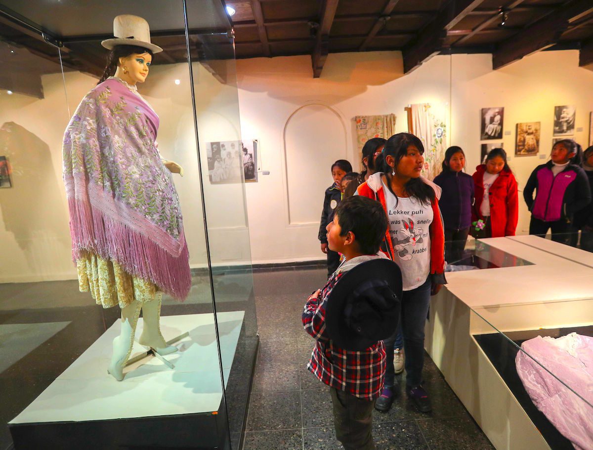 La elegancia de las emblemáticas "cholitas" bolivianas, más vigente que nunca