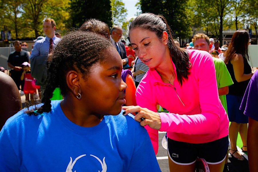 Nacida en New Jersey y de madre cubana, Christina McHale firma la camiseta de una niña durante la actividad "Returning the Love". Cortesía USTA. 