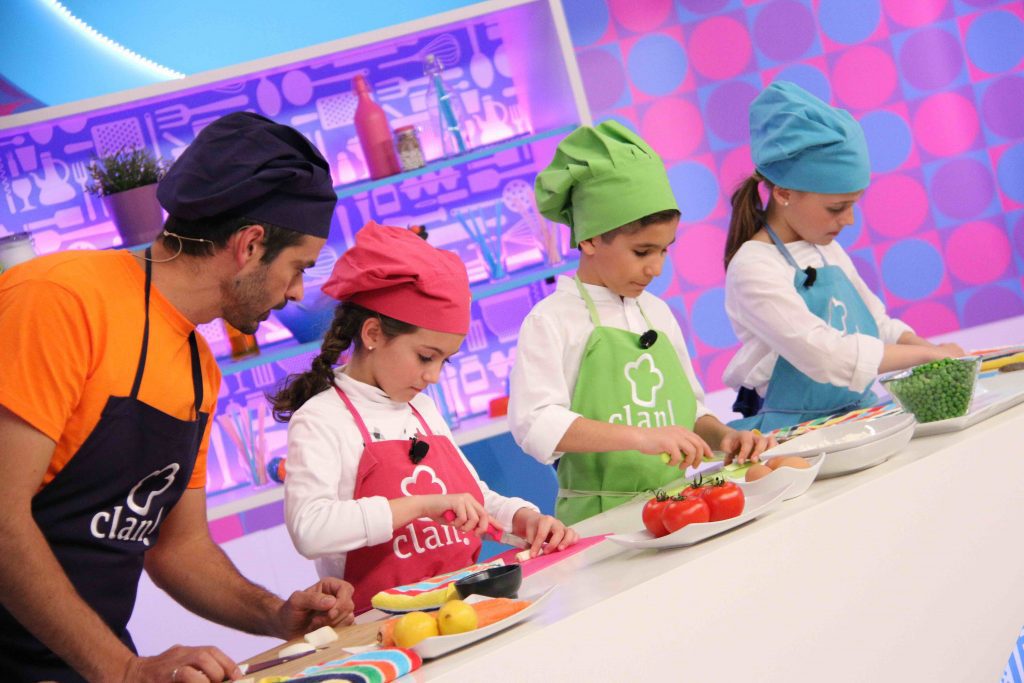 Cocina con Clan Cocina con Clan es el primer programa gastronómico íntegramente dirigido por y para los niños. No es un concurso de cocineros, es un programa de cocina con niños. Niños con ganas de aprender y divertirse. El cocinero Enrique Sánchez y sus pequeños pinches van a enseñar a los niños de todo el país, a sus padres y a sus madres, a preparar los platos más divertidos y nutritivos de la cocina más saludable. 